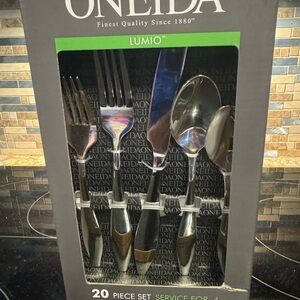 ONEIDA Lumio 20 piece set  (New in box).              Service for 4  stainless